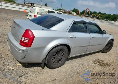 2008 Chrysler 300 Lx z USA, uszkodzony, nr VIN 2C3LA43R98H298362